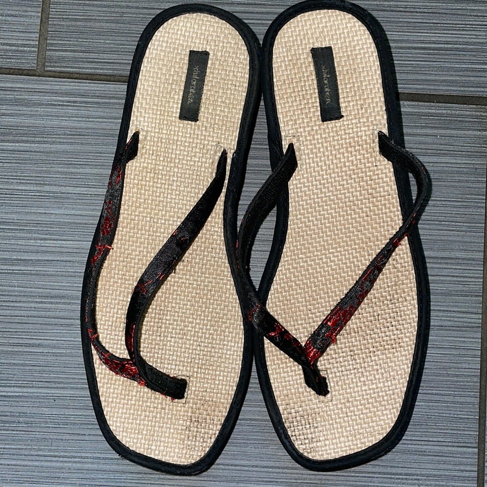 Black Japanese style xhilaration flip flops!